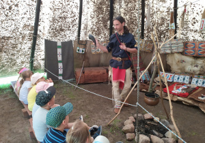 Dzieci były w środku największego w Polsce namiotu – indiańskiego tipi. Pan Krzysiek prezentuje róg służący jako kubek do picia.