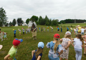 Dzieci tańczą indiański taniec aligatora z panem Jarkiem.