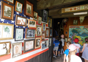 Dzieci zwiedzają w środku jedyną w Polsce indiańską ziemiankę - muzeum.