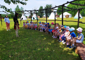 Przewodnik powitał dzieci oraz omówił zasady bezpieczeństwa podczas pobytu w wiosce.