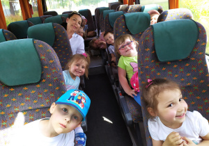Wszyscy szczęśliwi wracają autobusem do przedszkola.