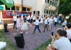 Dzieci rozpoczęły uroczystość polonezem.