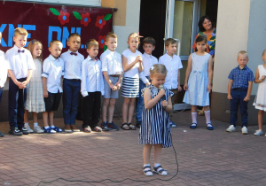 Lenka z grupy "Słoneczek" śpiewa jak młodsze dzieci marzą o tym, żeby mieć 6 lat.