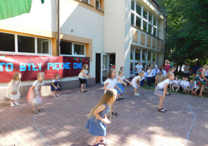 Dziewczynki z kółka tanecznego prezentują taniec do piosenki „ Hop, hop chodzę do przedszkola”.