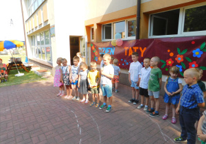 Dzieci z grupy „Słoneczek” recytują wiersz pt. „Zagadka”.