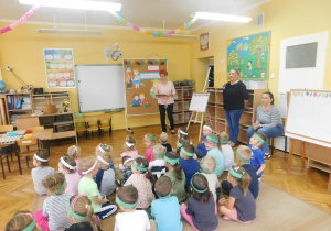Pani Agnieszka zadaje dzieciom pytania dotyczące przedszkola.