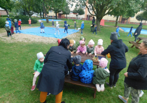 Dzieci z Biedronek układają dary jesieni wg podanego rytmu.