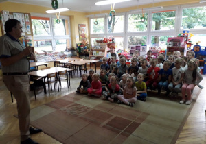 Pan Krzysztof opowiada dzieciom z grupy I i II ciekawostki dotyczące Niemiec.
