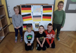 Starsi dumnie przedstawiają flagę Niemiec.