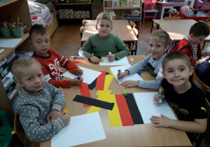 Zuzia, Fabian, Karol, Antek i Dominik podczas tworzenia flagi niemieckiej.