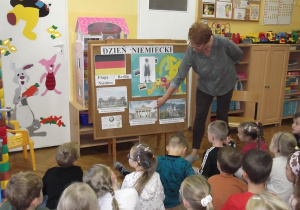 Pani Renia przekazuje dzieciom wiadomości dotyczące zachodniego sąsiada Polski – Niemiec (kolory flagi, nazwa stolicy, zabytki, strój ludowy, marki samochodów, potrawy itp.).