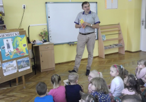 Zaproszony gość uczy dzieci liczebników do dziesięciu w języku niemieckim.