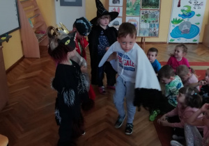 Kreowanie postaci z bajek braci Grimm przez dzieci z grupy "Żabek".