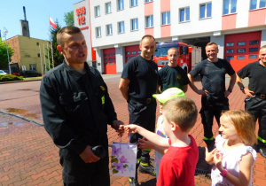 Dzieci dziękują strażakom za piękne przygotownie