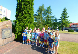 Grupa "Słoneczek" przed pomnikiem poświęconym poległym strażakom