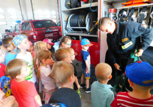Dzieci oglądają zestaw, który alarmuje miejsce pobytu strażaka w akcji