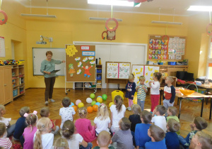 Pani Renia czyta fragment wiersza a czworo dzieci z grupy Słoneczek przygotowuje się do pierwszego zadania.