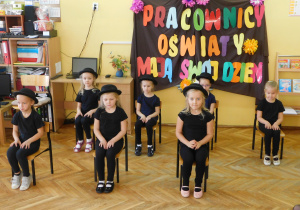 Dziewczyny z kółka tanecznego przedstawiają taniec "Melonik".