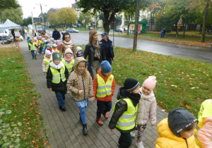 Przedszkolaki udają się na kolejne przejście dla pieszych.