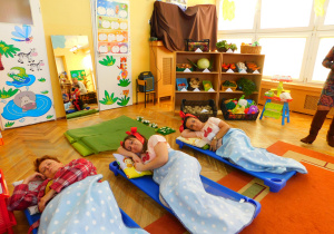 Dyzio - pani Renia, Zyzia - pani Zosia i Hyzia - pani Kamilka leżą w łóżkach i śpią.