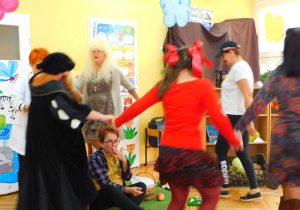 Bohaterowie tańczą wokół Dyzia śpiewając piosenkę pt. "Rumiane jabłuszko". Dyzio - pani Renia nadal je ptysia.