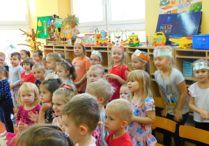 Dzieci z Biedronek, Żabek i kółka tanecznego również śpiewają piosenkę pt. "Rumiane jabłuszko".