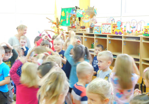 Wesoła i skoczna melodia piosenki zachęciła pozostałe dzieci do włączenia się do tańca.