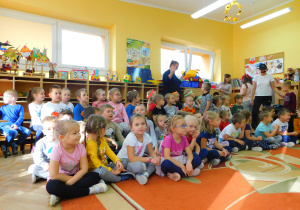 Dzieci z grupy Krasnoludków, Misiaczków i Słoneczek oczekują na teatrzyk.