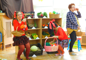 Zyzia - pani Zosia i Hyzia - pani Kamilka kupiły najdorodniejsze owoce i warzywa. Dyzio - pani Renia kupuje słodycze w cukierni.
