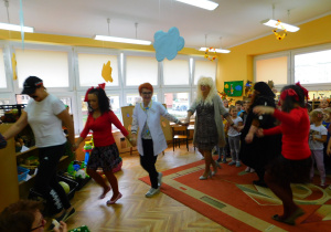 Bohaterowie tańczą wokół Dyzia śpiewając piosenkę pt. "Rumiane jabłuszko". Dyzio - pani Renia w tym czasie je ptysia.