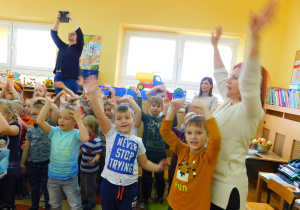 Dzieci będące na widowni wraz z panią Dyrektor włączyły się do śpiewania piosenki pt. "Rumiane jabłuszko".