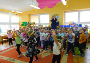 Dziewczynki z kółka tanecznego przedstawiają układ choreograficzny do piosenki pt. "Jarzynowa gimnastyka".