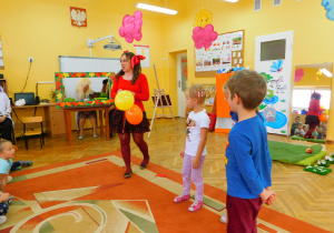 Dzieci z Krasnoludków biorą udział w konkursie - "Rozwiąż zagadkę ukrytą w balonie".