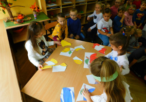 Dzieci z Misiaczków biorą udział w konkursie - "Ułóż puzzle".