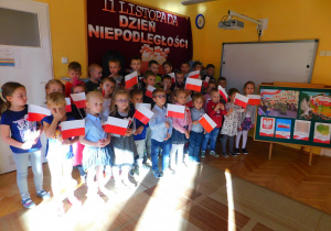 Dzieci z grupy „Krasnoludki” i „Słoneczka” zebrały się, by zaśpiewać hymn narodowy.