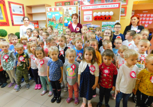 Dzieci z grup „Biedronki”, „Żabki” i „Misiaczki” gotowe do wspólnego śpiewu.