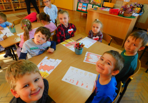 Dzieci starsze z grupy „Słoneczka” wykonują zdania utrwalające znajomość symboli narodowych.