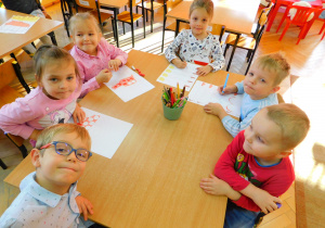 Dzieci młodsze z grupy „Słoneczka” wykonują zadania utrwalające znajomość symboli narodowych.