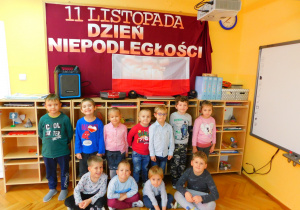 Dzieci z grupy „Słoneczka” dumnie prezentują kącik patriotyczny.