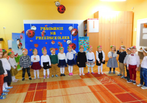 Dzieci z grupy "Biedronek" przygotowują się do uroczystości.