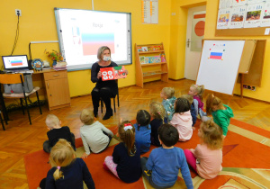 Pani Ania zapoznaje dzieci z nazwami kolorów - czerwony.