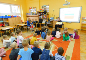 Pani Ania zapoznaje dzieci z nazwami kolorów - żółty.