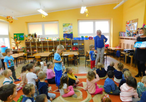 Dzieci podczas zabawy pt. "Kolory". Wstały przedszkolaki, które mają ubranie w kolorze niebieskim.