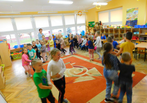 Wesoła i skoczna melodia pobudziła chętne dzieci do włączenia się do tańca.