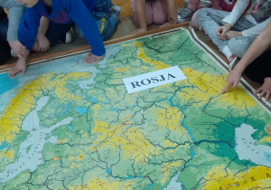 Słoneczka szukają na mapie Europy Rosję.