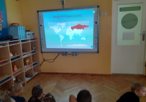 Dzieci oglądają przygotowaną prezentację o Rosji.