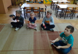 Dzieci grają na drewnianych łyżkach do utworu pt. Bałałajka.