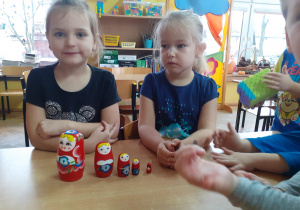 Dziewczynki zachwyciła drewniana rosyjska zabawka Matrioszka.
