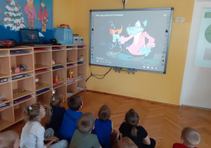 Dzieci oglądają ulubioną rosyjską bajkę pt. „Wilk i zając”.
