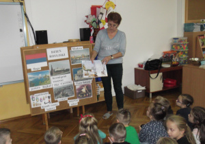 Pani Renia wprowadza dzieci w temat innowacji czytając wiersz „Rosyjska wyprawa” z książki pt. „Co kraj to obyczaj” Doroty Strzemińskiej – Więckowiak.